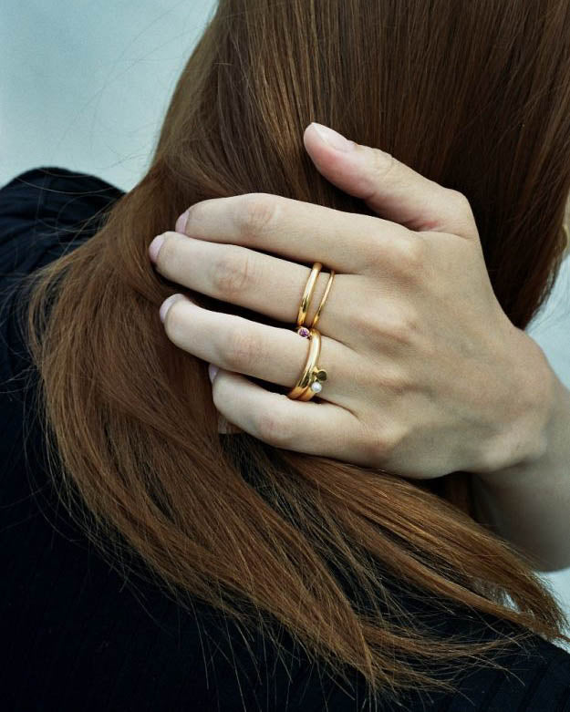 Maria Black Ring Offset V Vergoldet Gold- Detail Image 1