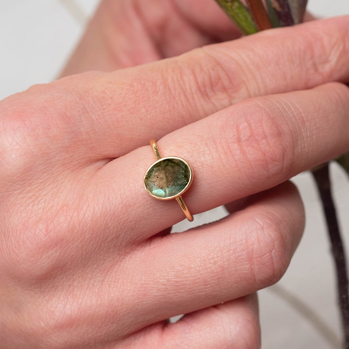 Ring Aline Oval Labradorite - Fleurs des Prés