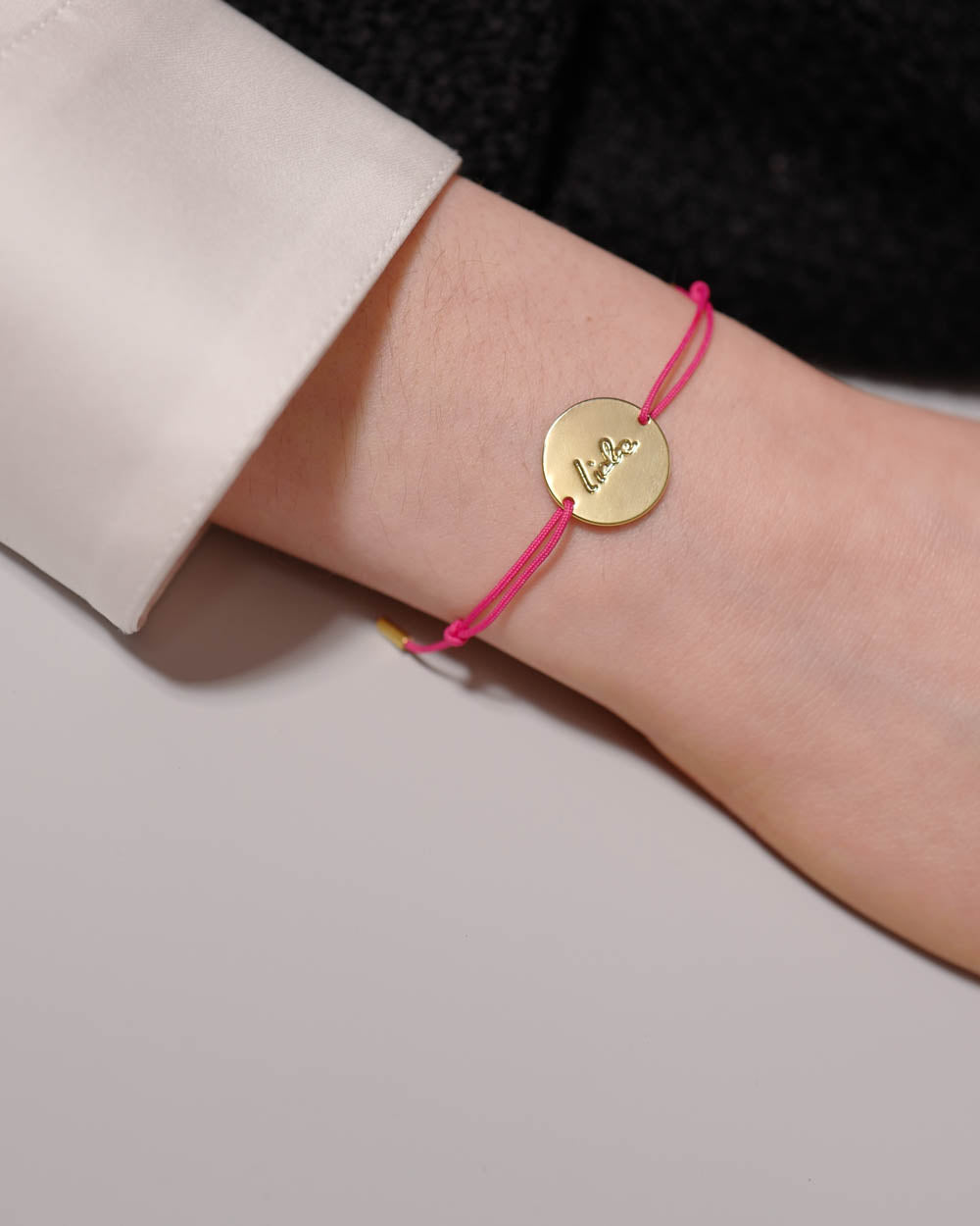 Malaika Raiss Armband Plaquette Liebe Pink - Detail Image 1