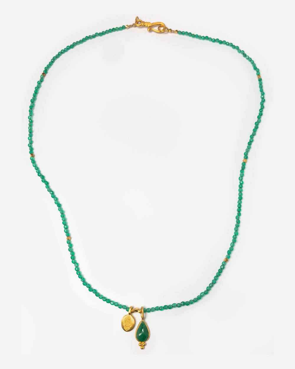 Satya Halskette Aus Smaragden Mit Hamsa Anhanger Und Grunem Onyx - Detail Image 2