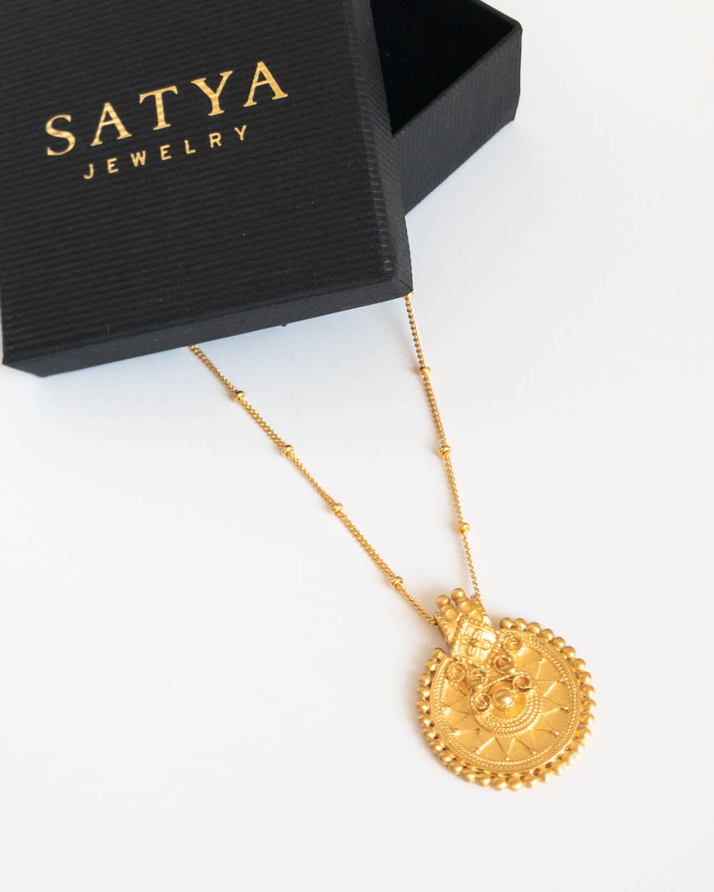 Satya Lange Halskette Mit Vergoldetem Mandala Anhanger 88 cm - Detail Image 2